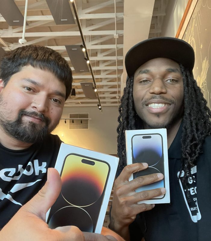 Services 3 G1Tech Dallas team member helping a local customer sell a phone